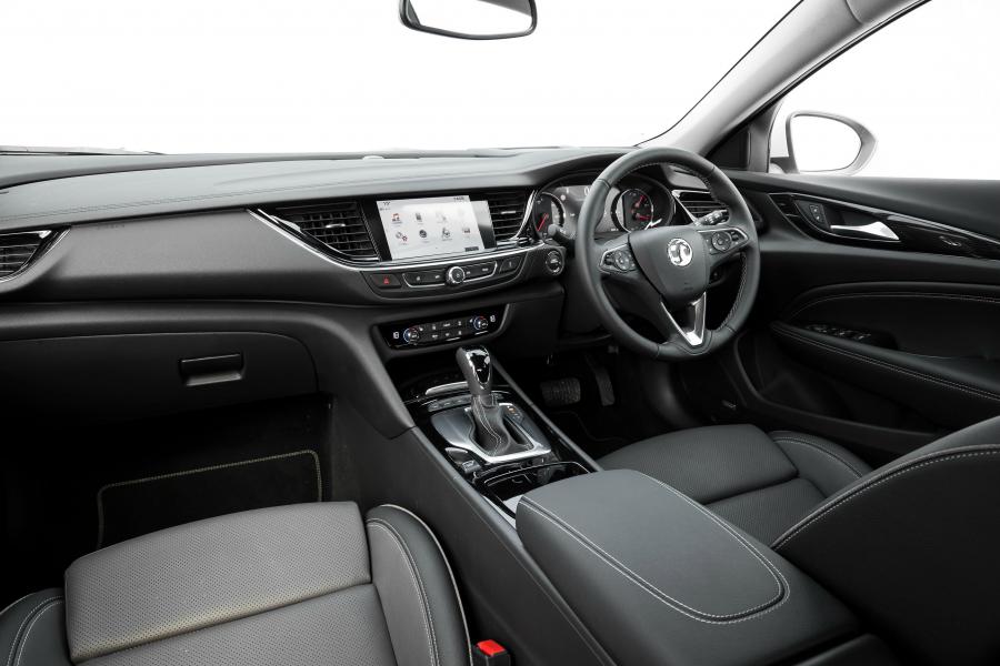 Торпедо Vauxhall Insignia Grand Sport Turbo 4x4 2017 года  (фото 2 из 41)
